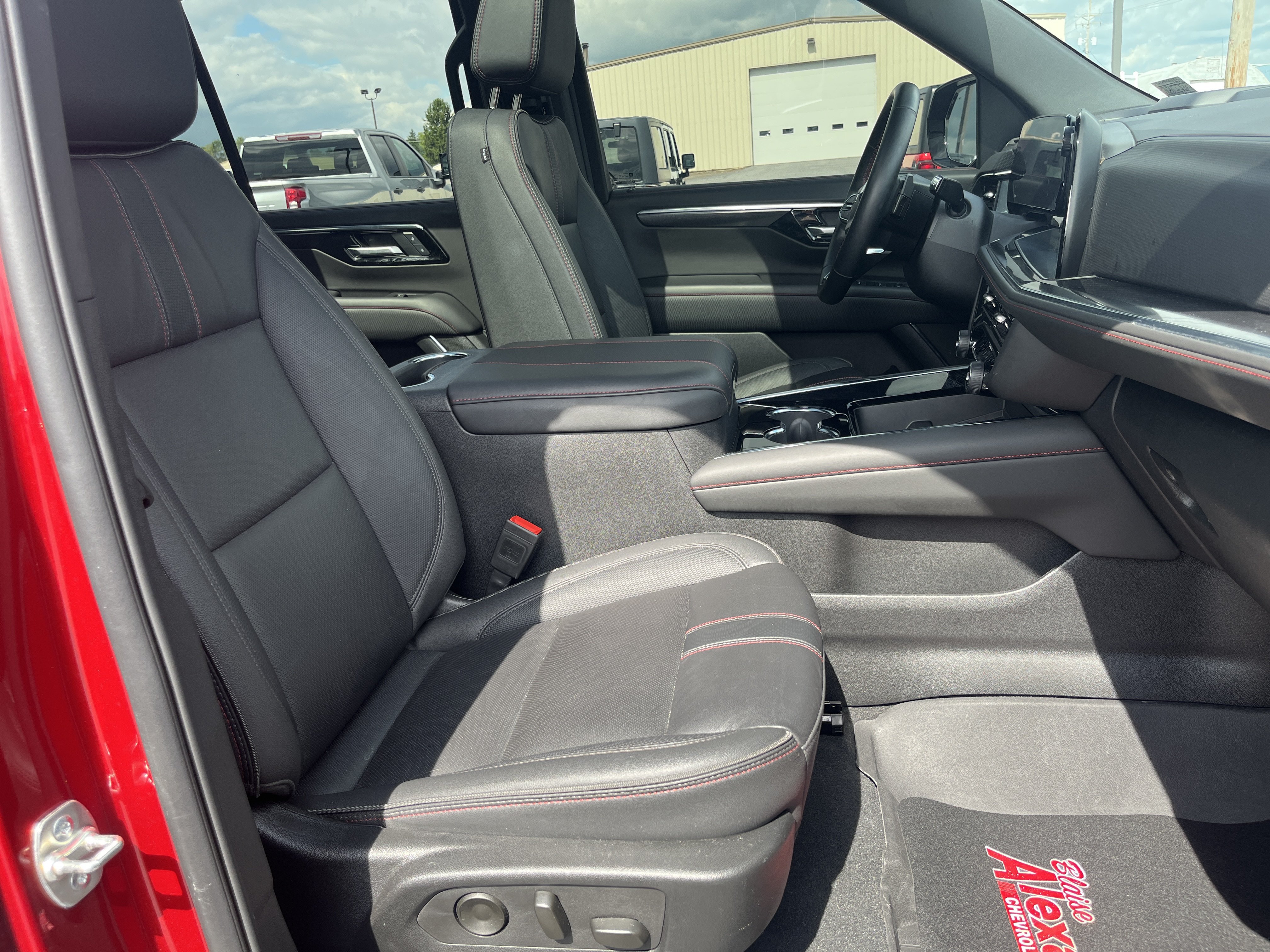 Used 2025 Chevrolet Tahoe RST w/ Comfort Package AWD/4WD image 8