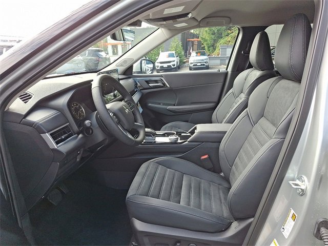 New 2025 Mitsubishi Outlander SE image 6