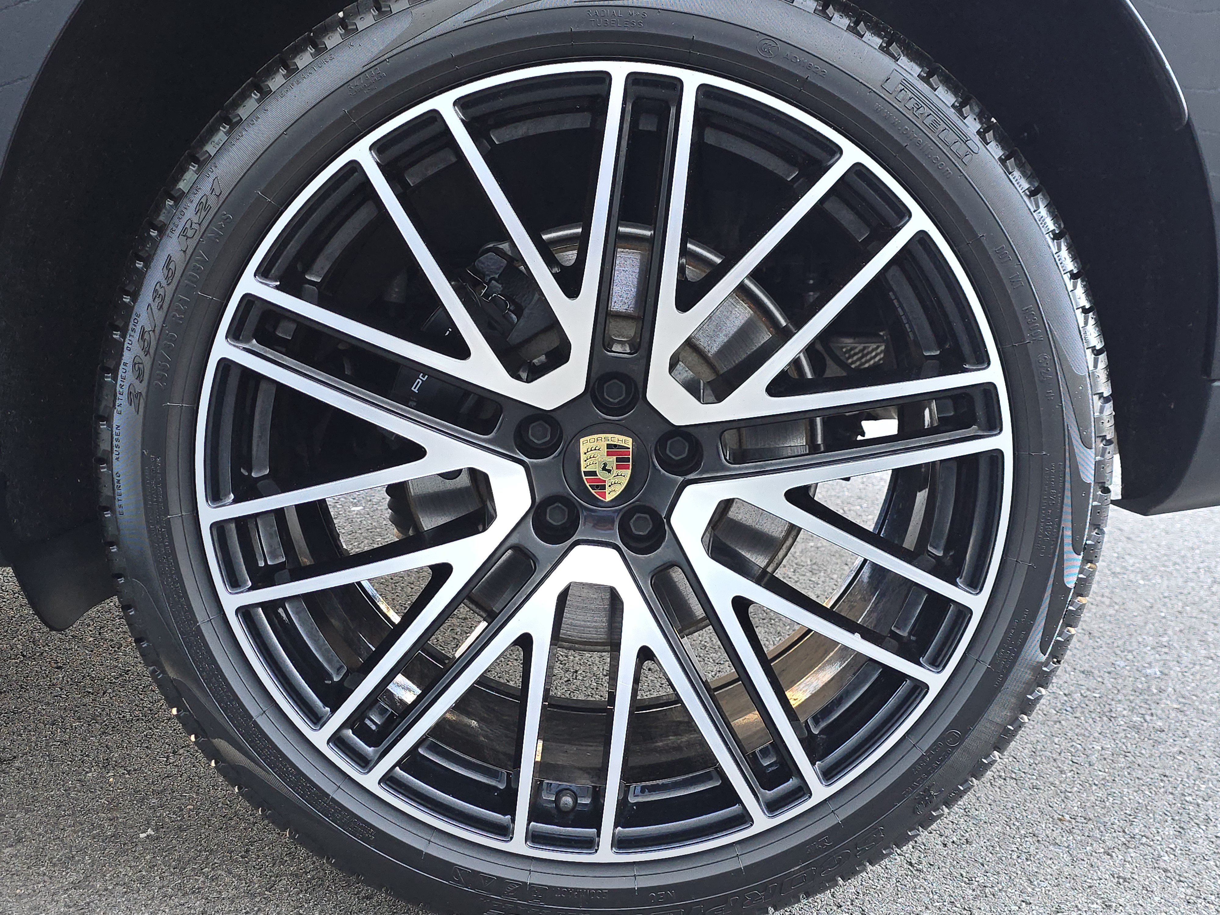 Certified 2025 Porsche Macan AWD/4WD image 28