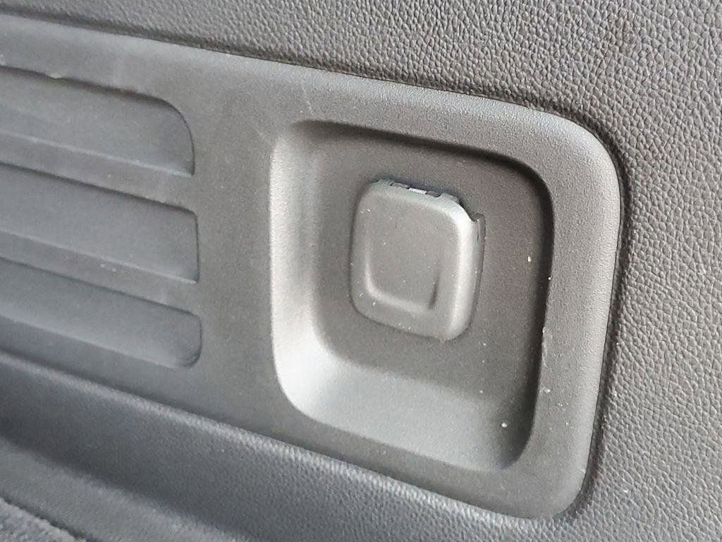 Used 2023 Chevrolet Traverse LT image 32