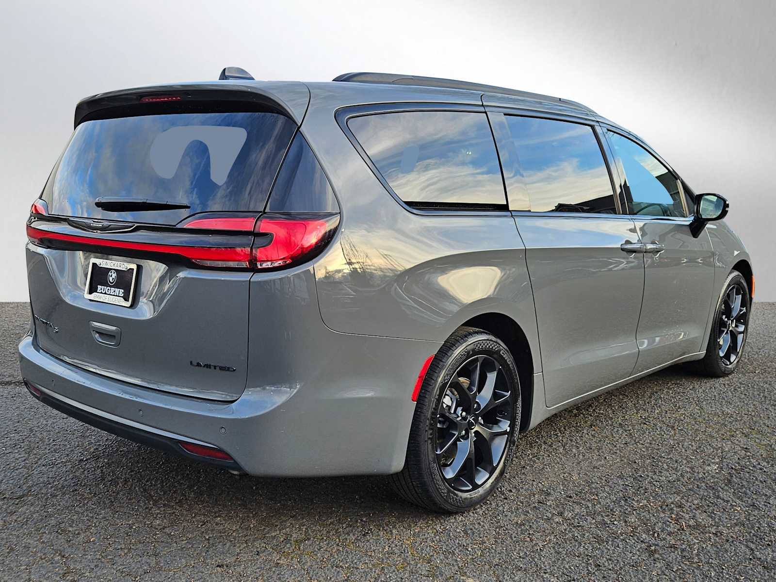 Used 2025 Chrysler Pacifica Limited image 3