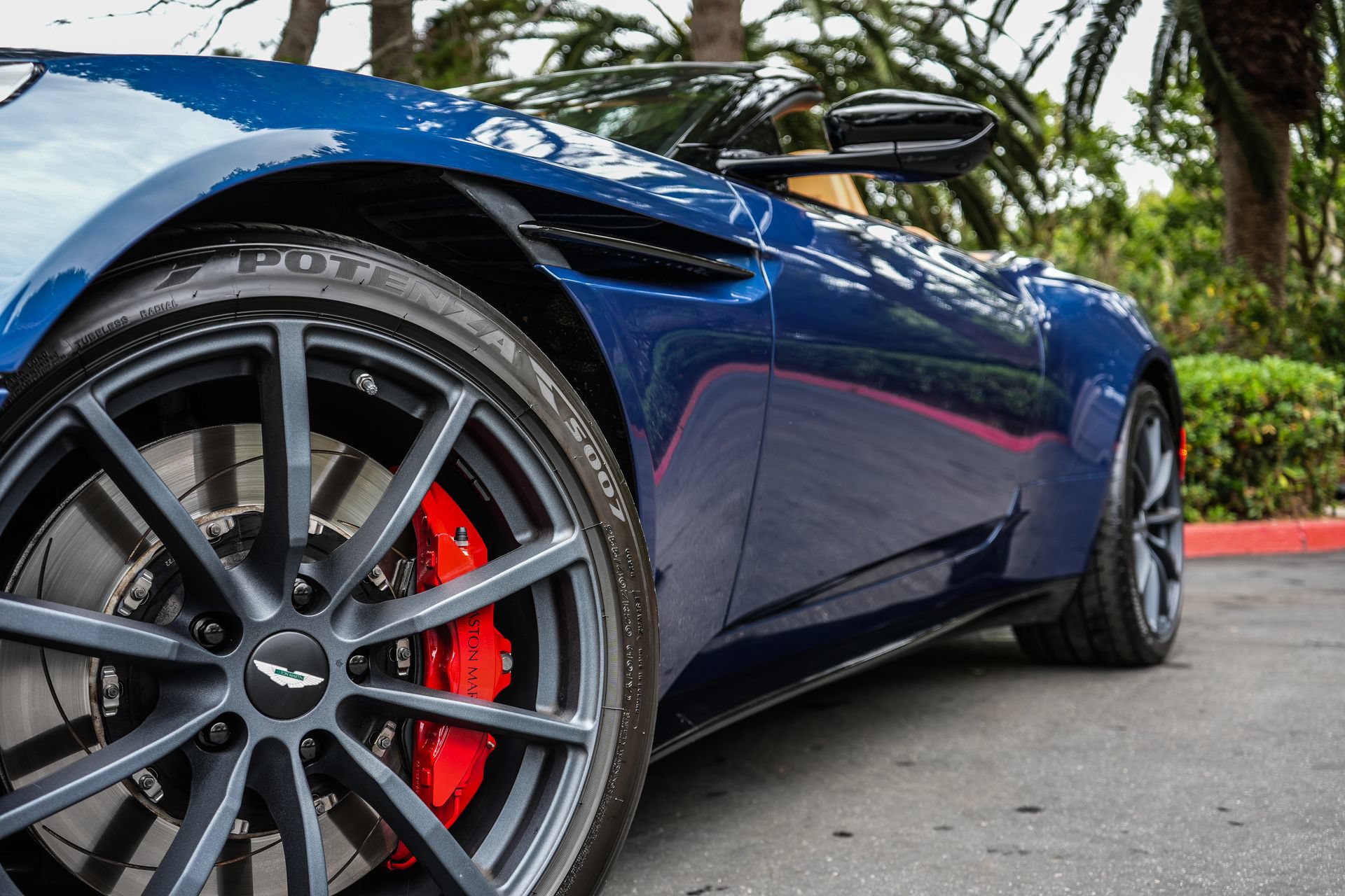 Used 2023 Aston Martin DB11 Volante RWD image 40