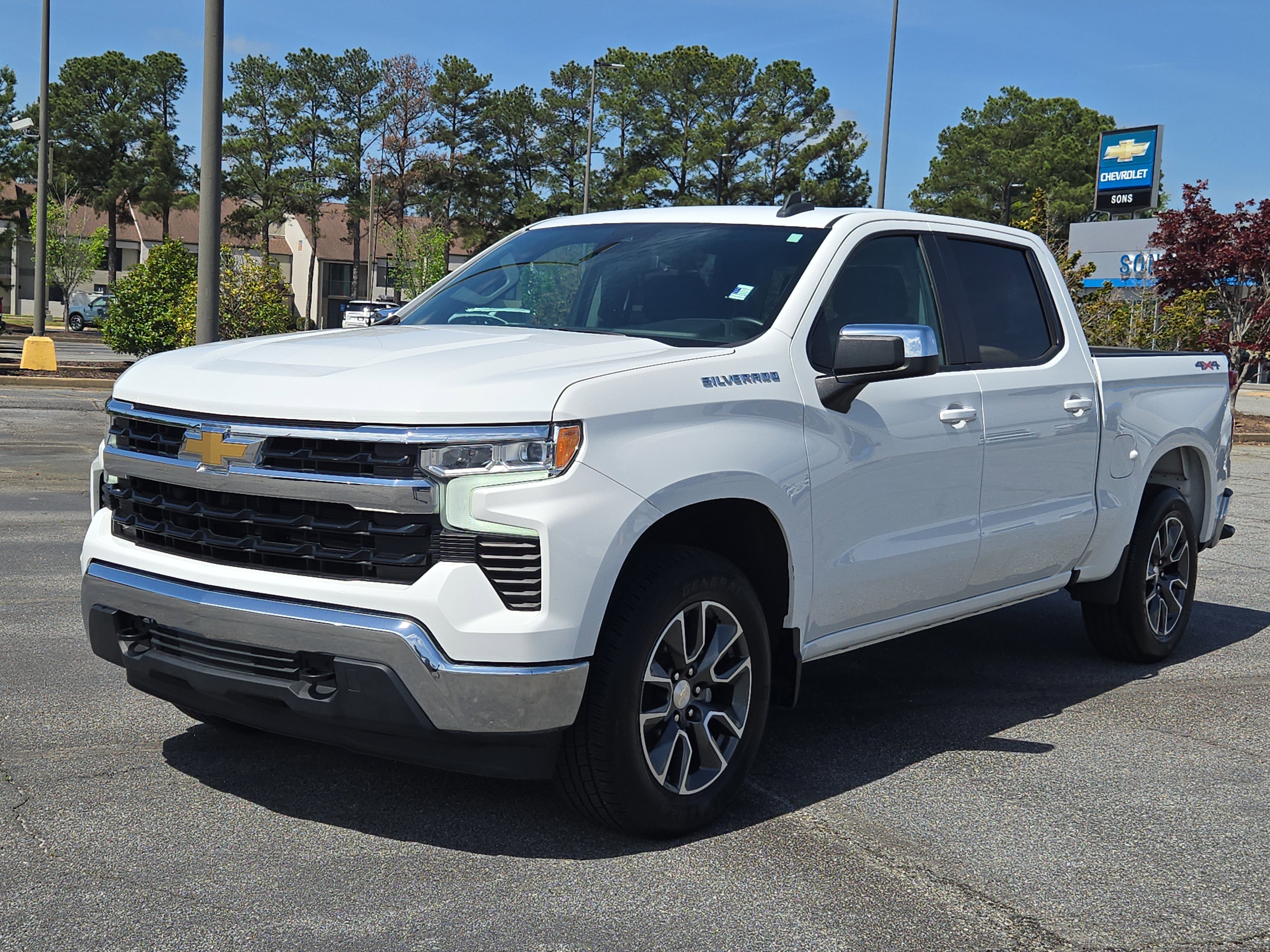 Used 2023 Chevrolet Silverado 1500 LT image 2
