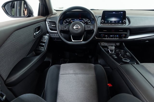 Used 2023 Nissan Rogue SV image 3