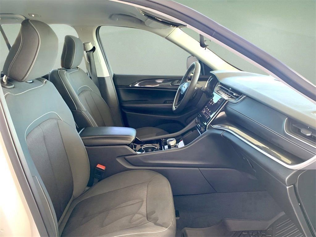 Used 2023 Jeep Grand Cherokee Laredo image 29