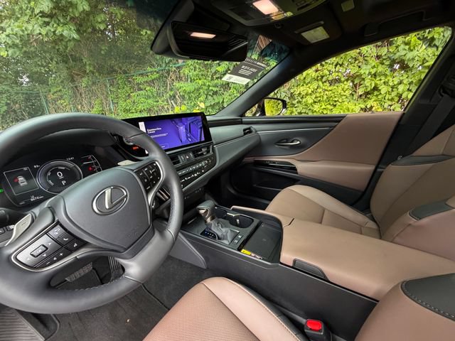 Certified 2025 Lexus ES 300h w/ Premium Package FWD image 31