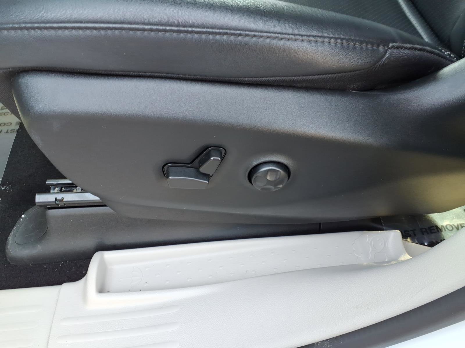 Used 2024 Chrysler Pacifica Touring-L image 15