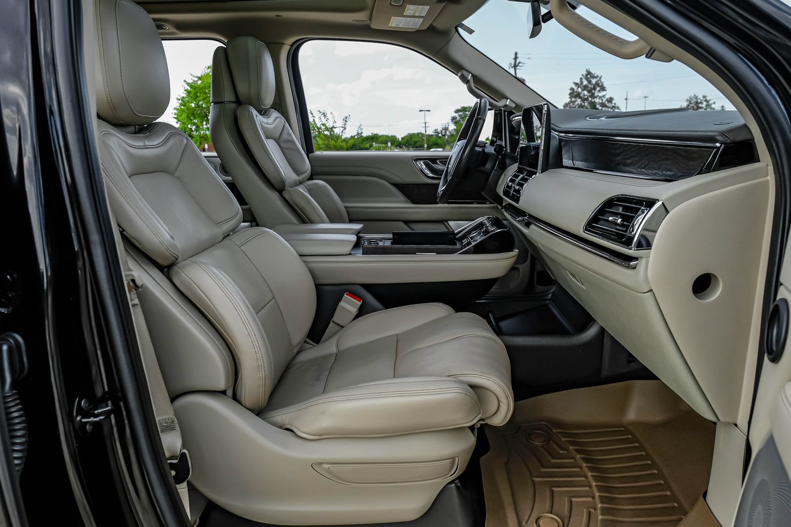 Used 2020 Lincoln Navigator L Reserve w/ Equipment Group 208A Reserve AWD/4WD image 39