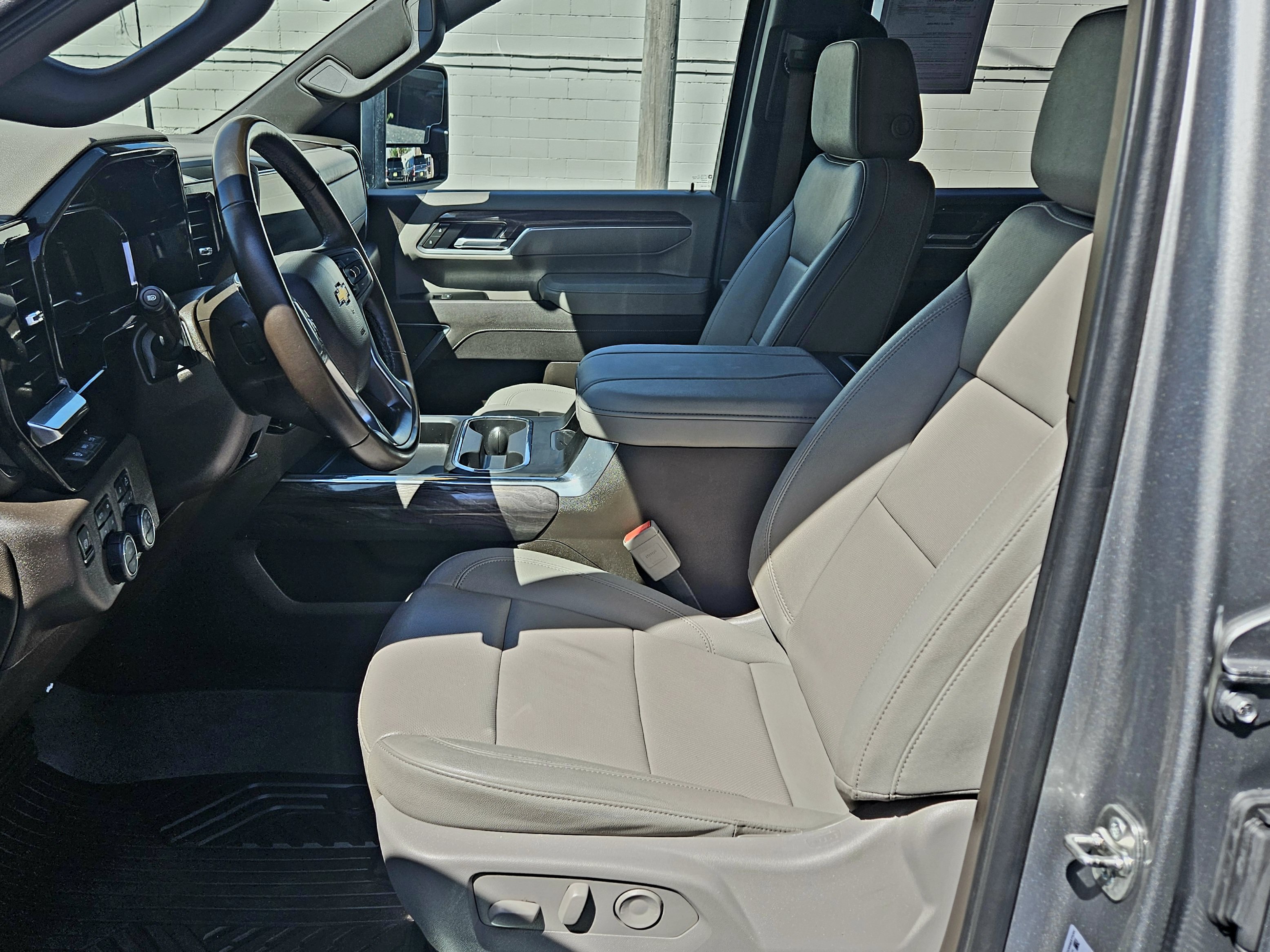 Used 2025 Chevrolet Silverado 2500 LTZ w/ LTZ Plus Package AWD/4WD image 7