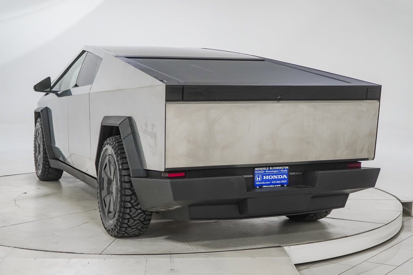 Used 2025 Tesla Cybertruck AWD Crew Cab image 7