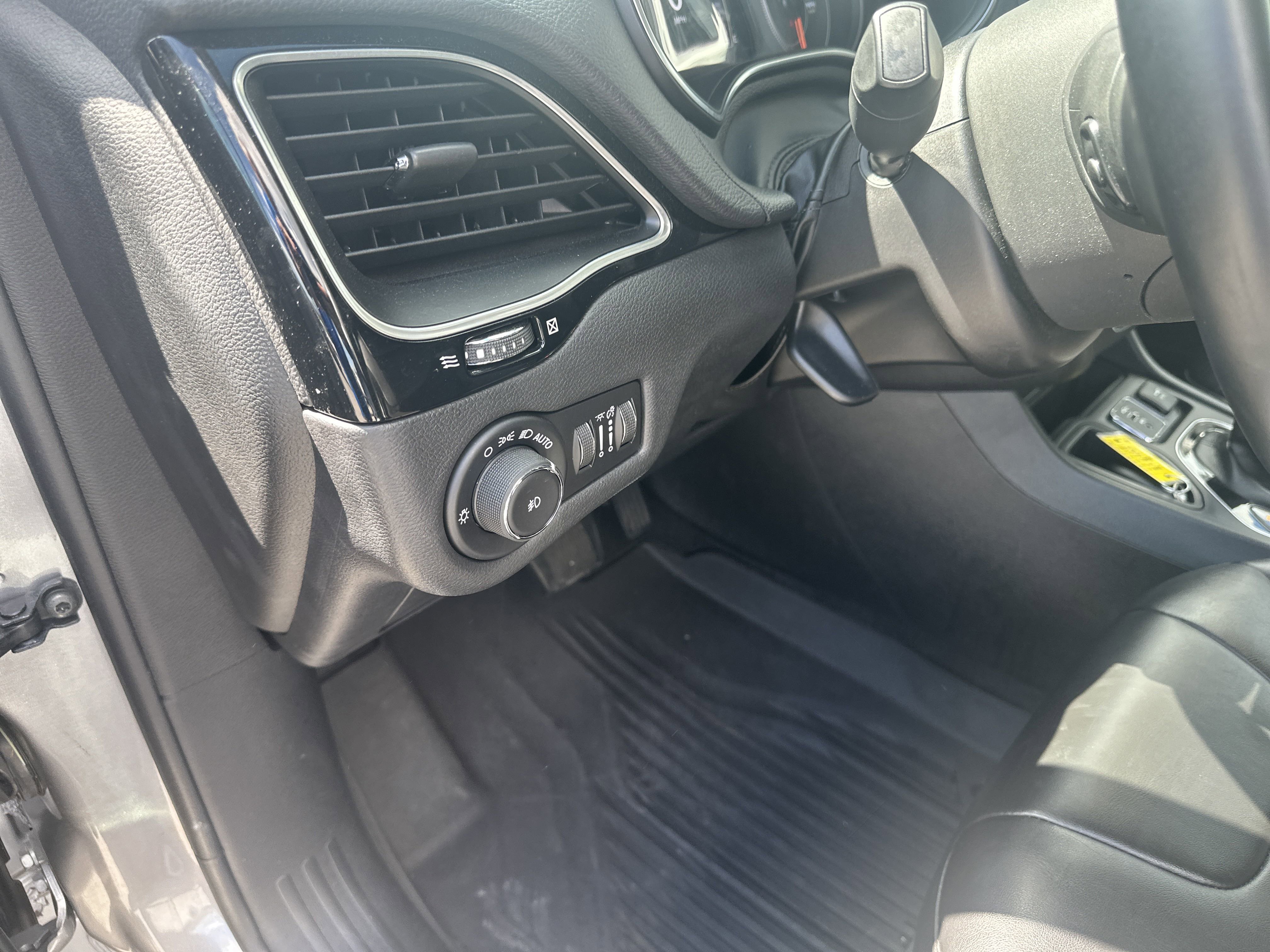 Used 2019 Jeep Cherokee Latitude Plus image 30