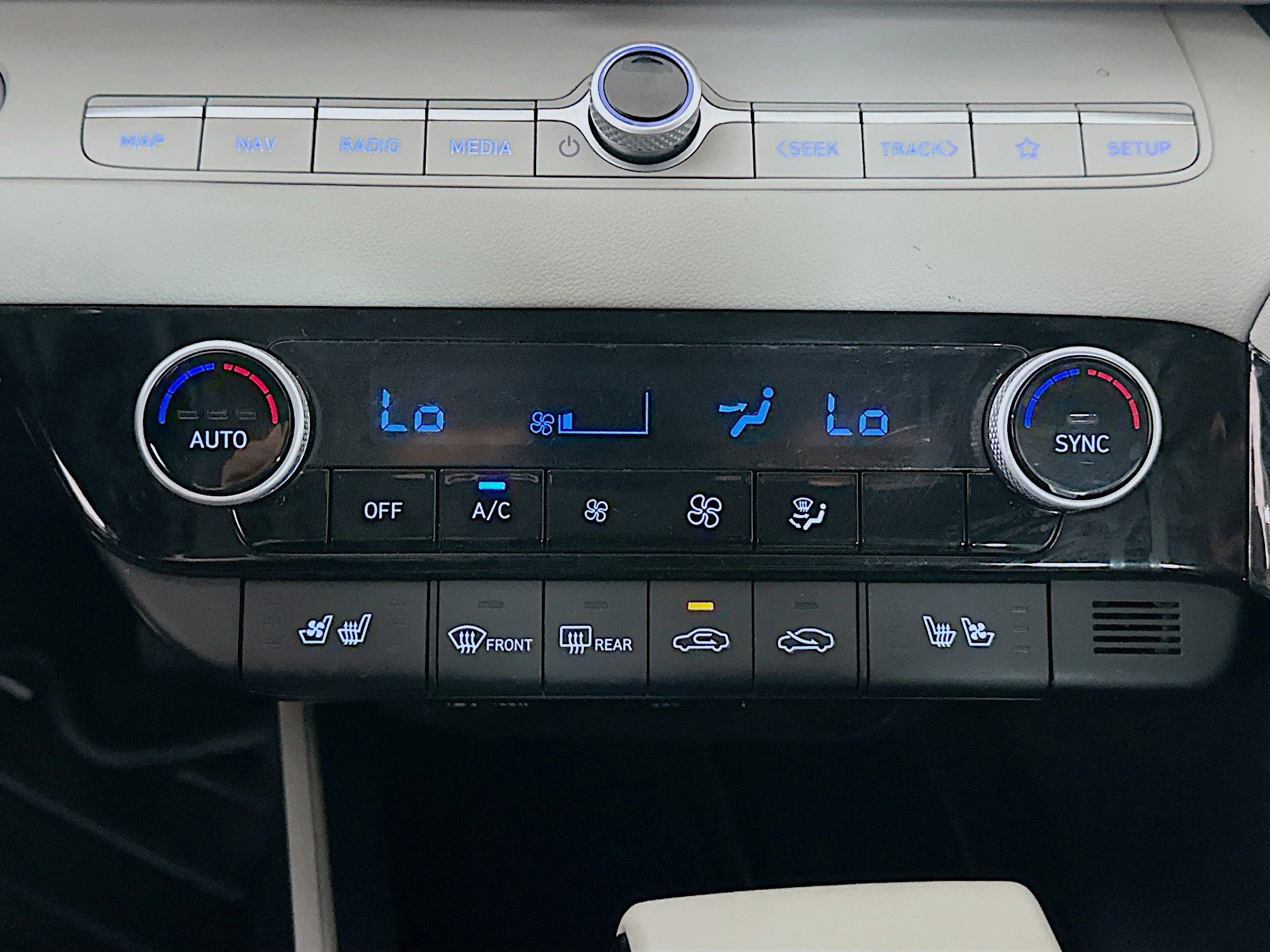 Used 2024 Hyundai Elantra Limited image 23