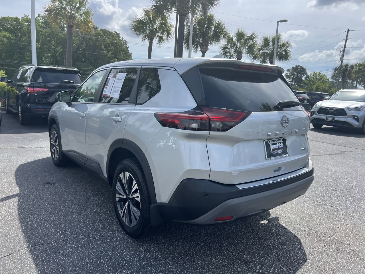Used 2022 Nissan Rogue SV FWD image 8