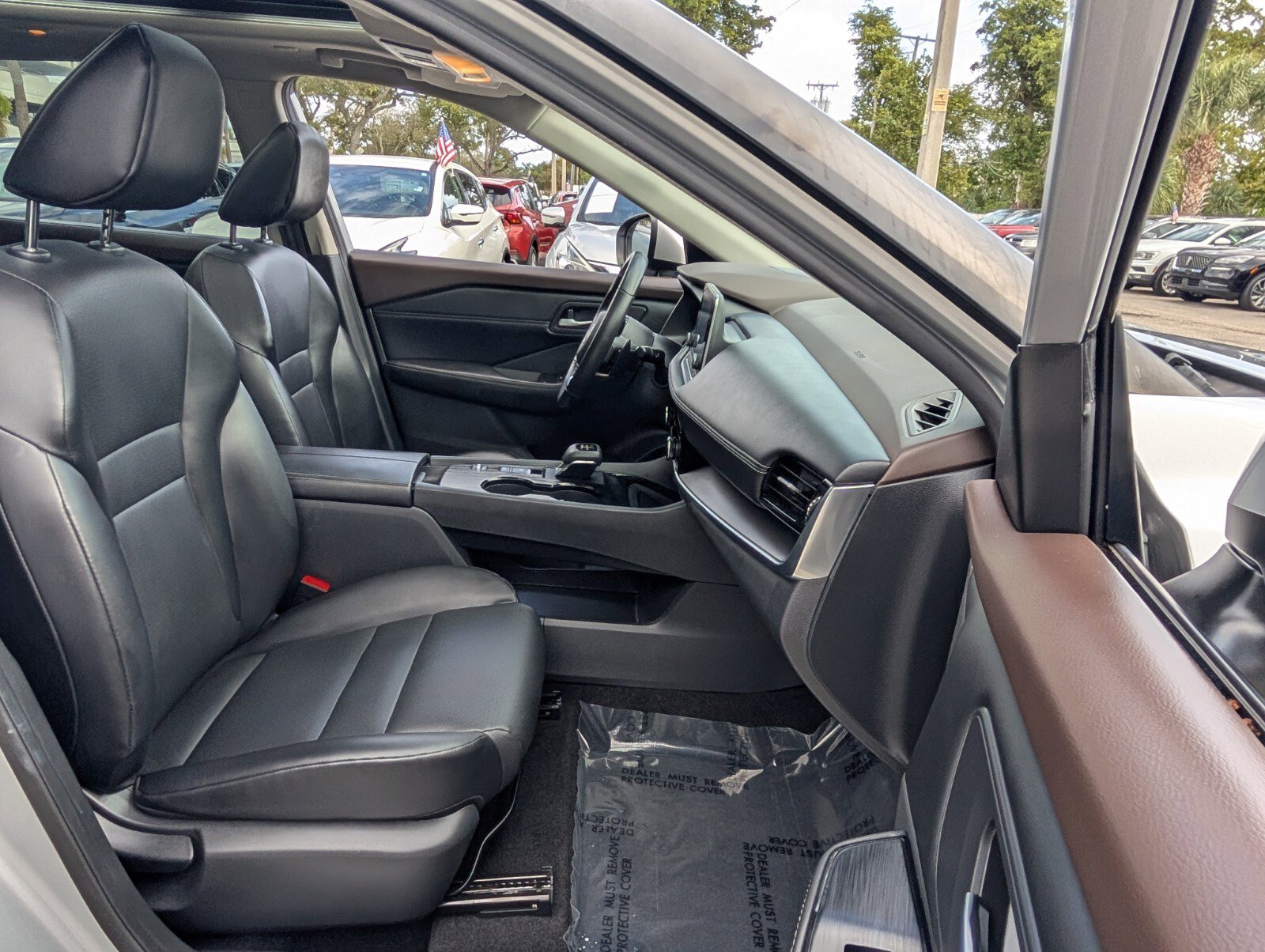 Used 2022 Nissan Rogue SV w/ SV Premium Package image 15