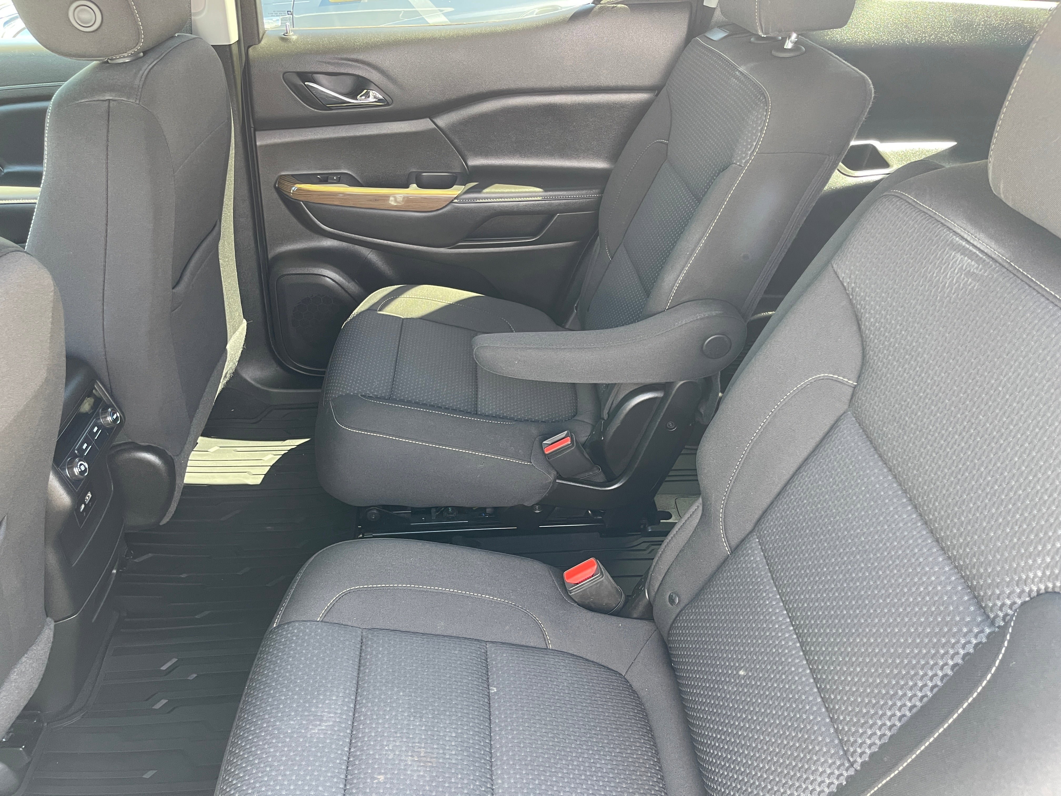 Used 2022 GMC Acadia SLE FWD image 16