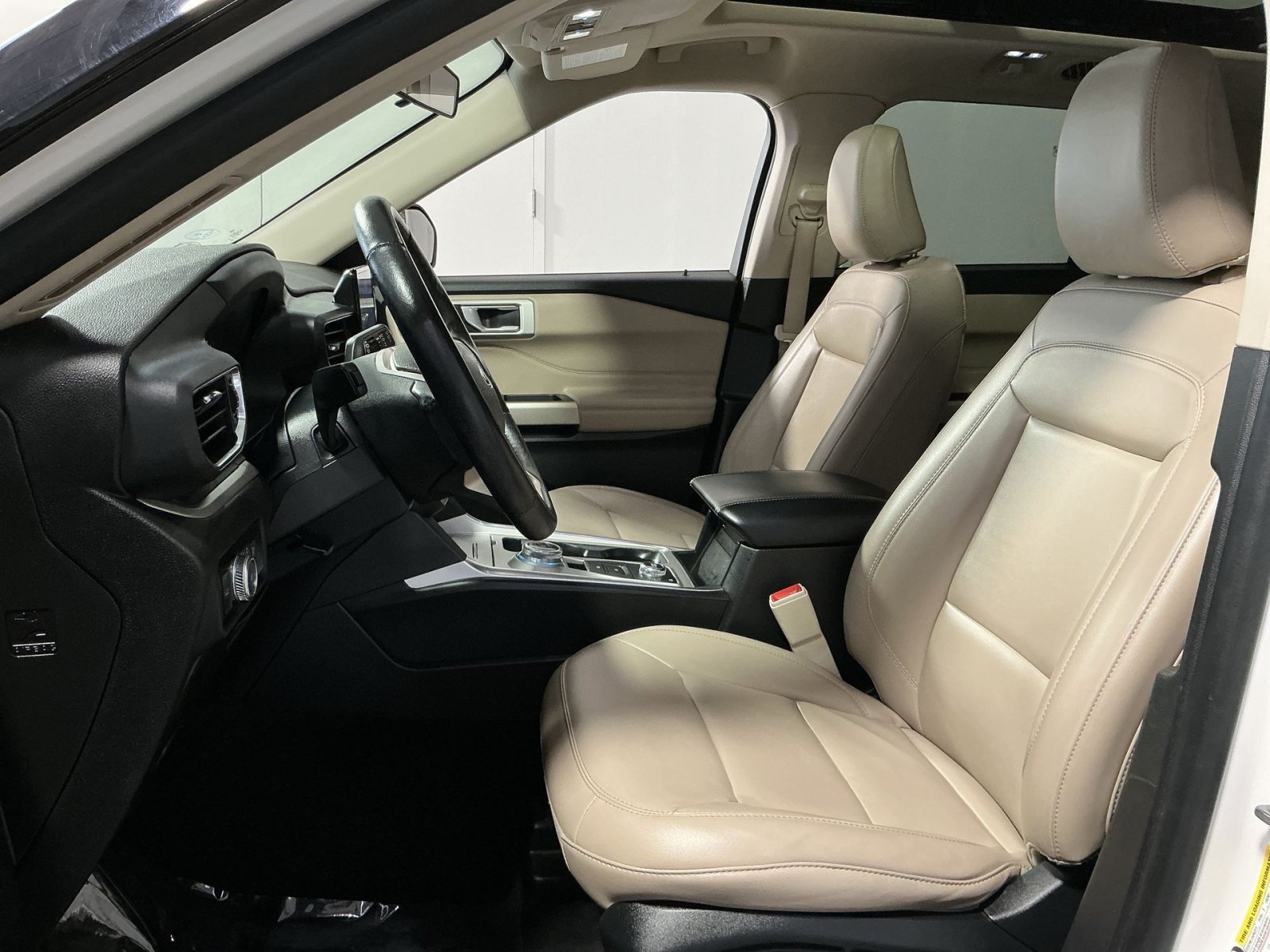 Used 2022 Ford Explorer XLT w/ Equipment Group 202A AWD/4WD image 14