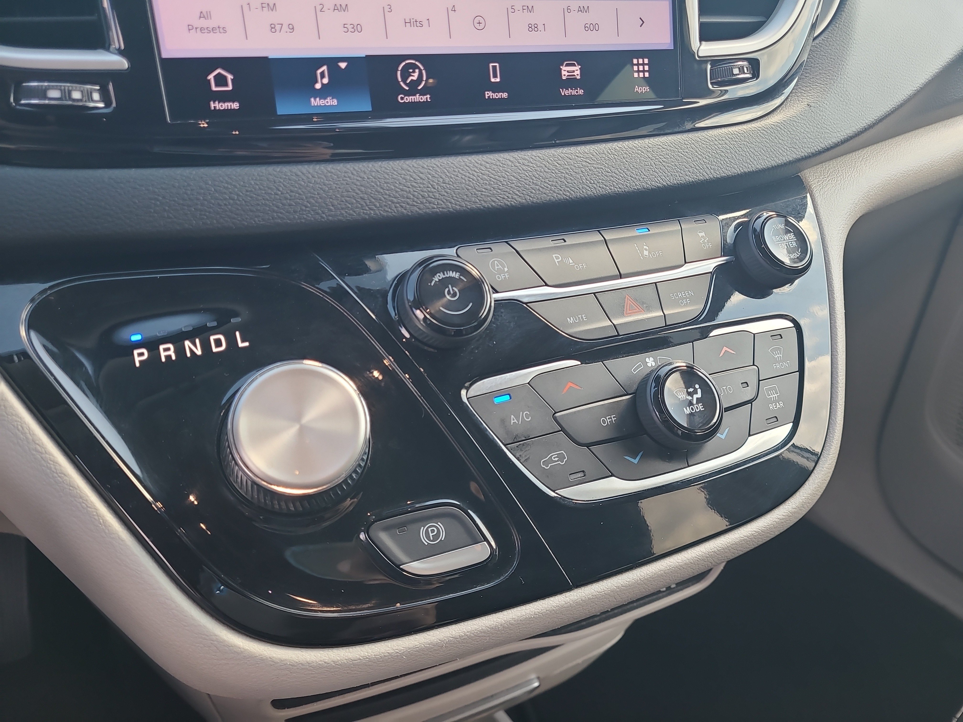 Used 2023 Chrysler Pacifica Touring-L FWD image 21