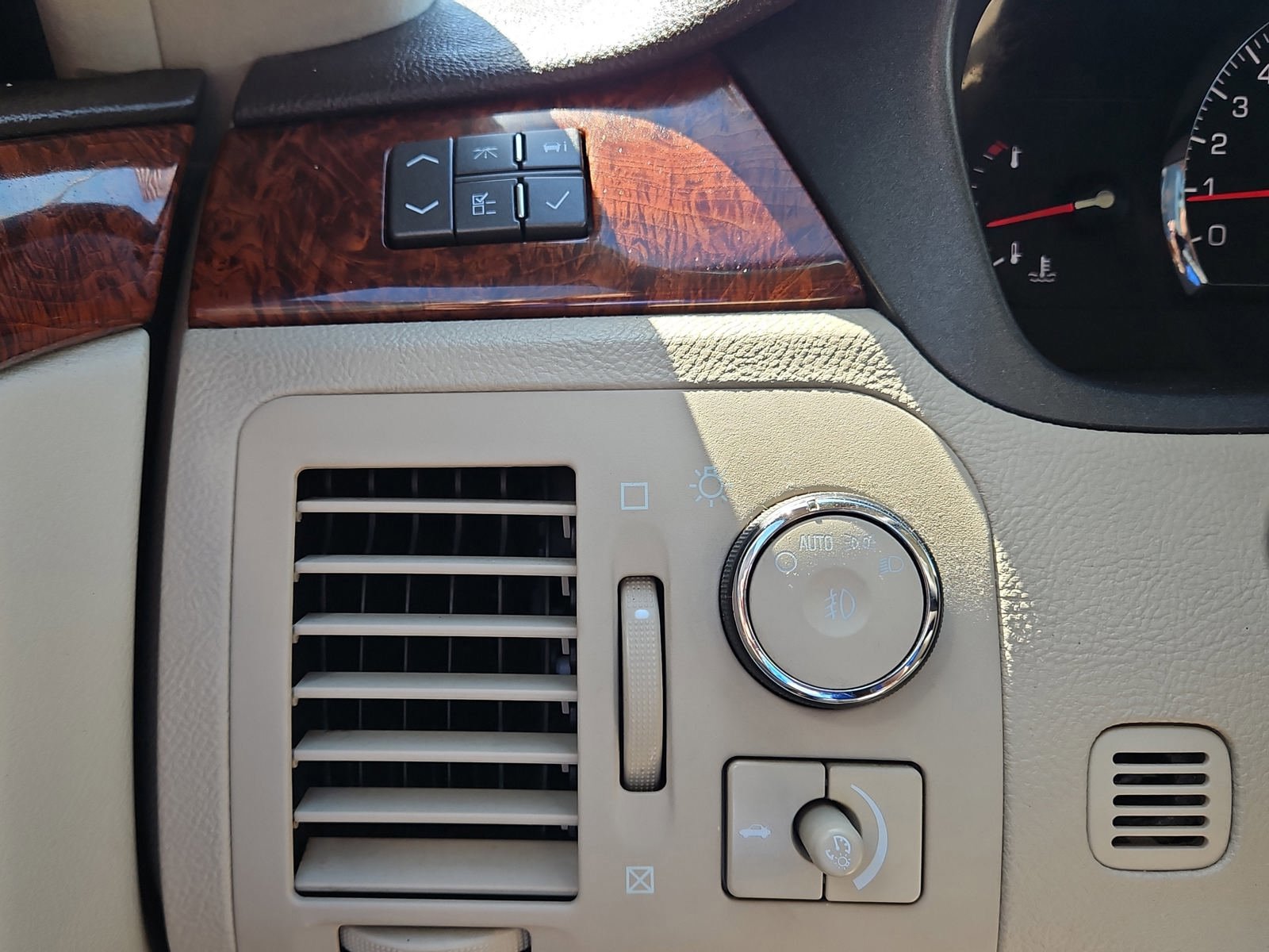 Used 2007 Cadillac DTS Luxury I w/ Trunk Convenience Package image 12