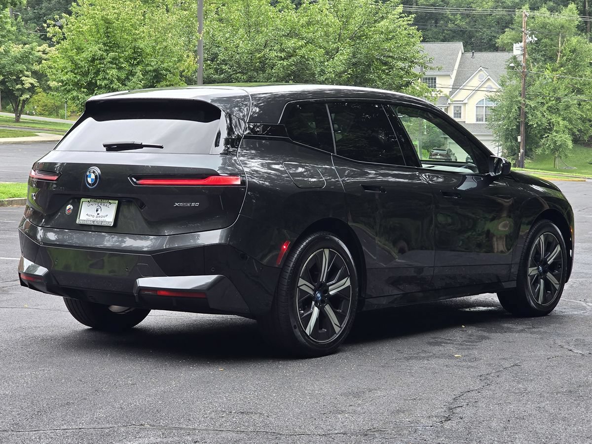 Used 2024 BMW iX xDrive50 w/ Sport Package AWD/4WD image 5