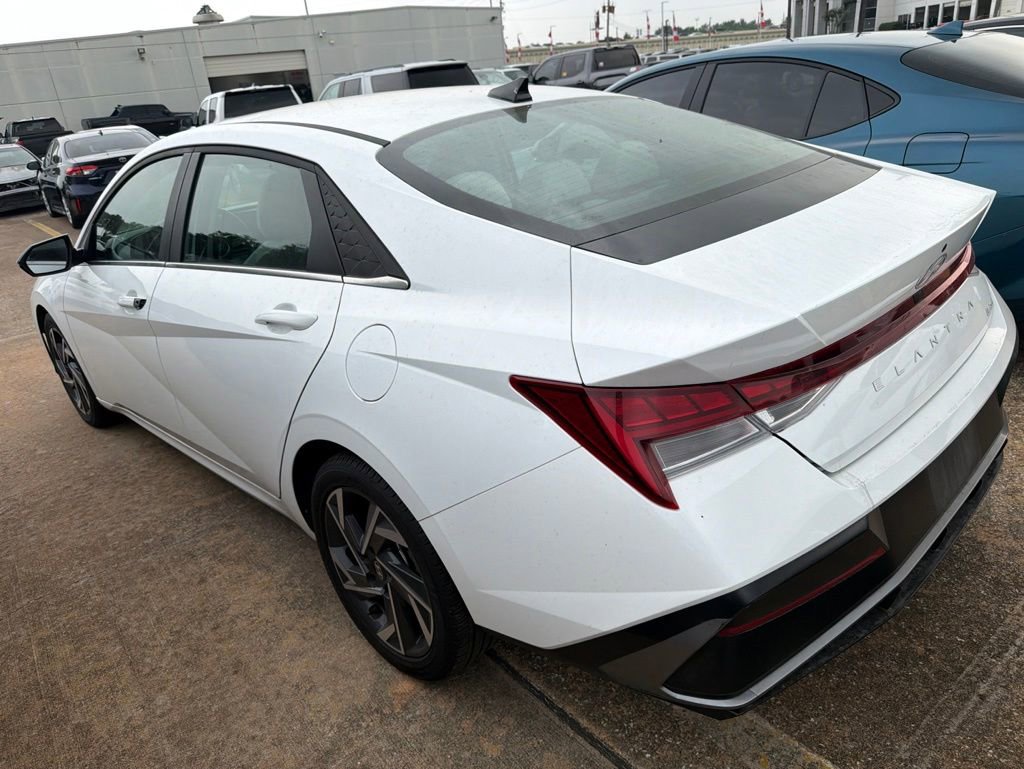 Used 2025 Hyundai Elantra Limited FWD image 4