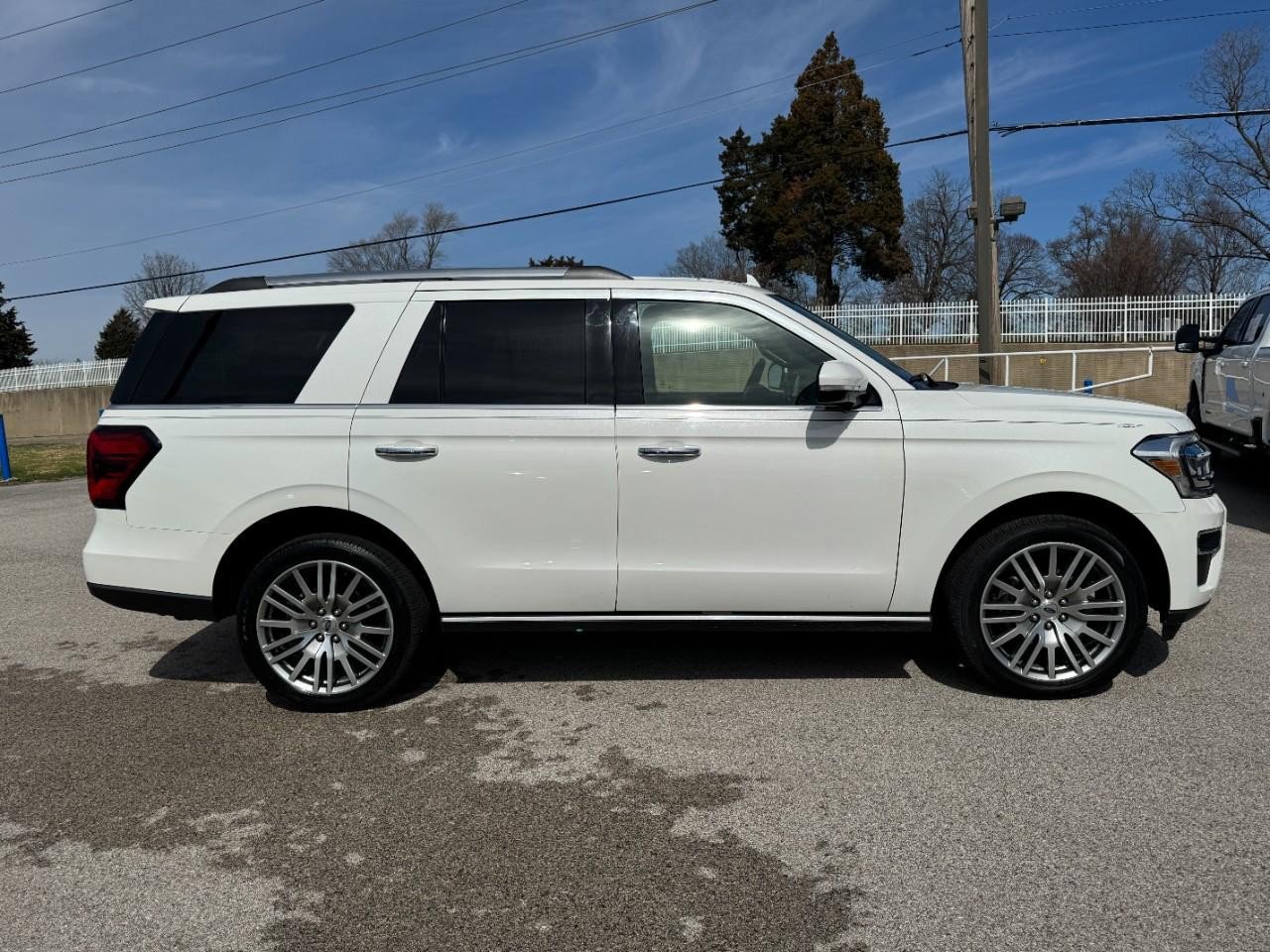 Used 2022 Ford Expedition Limited image 2