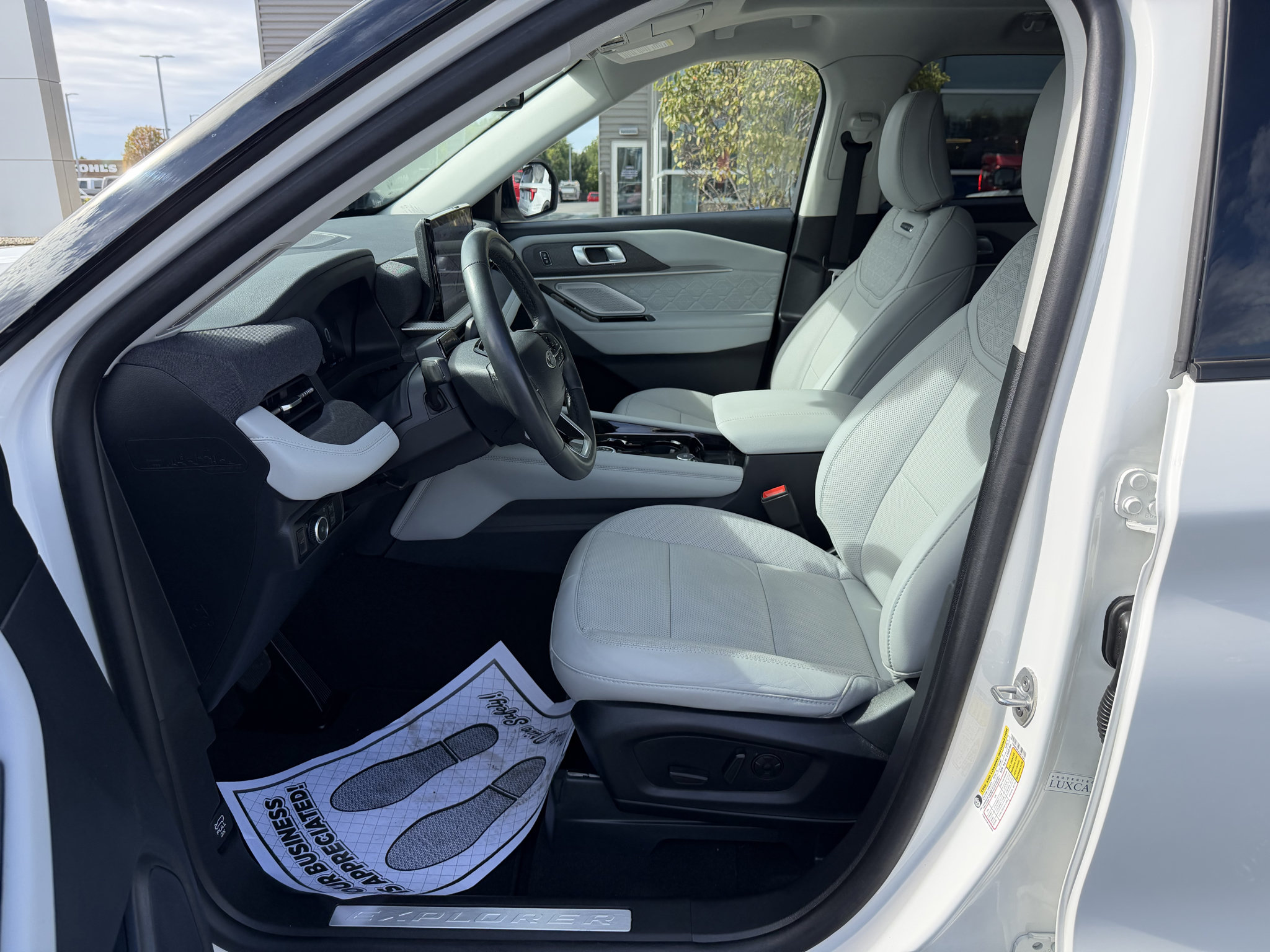 Used 2025 Ford Explorer Platinum w/ Ultimate Package AWD/4WD image 19