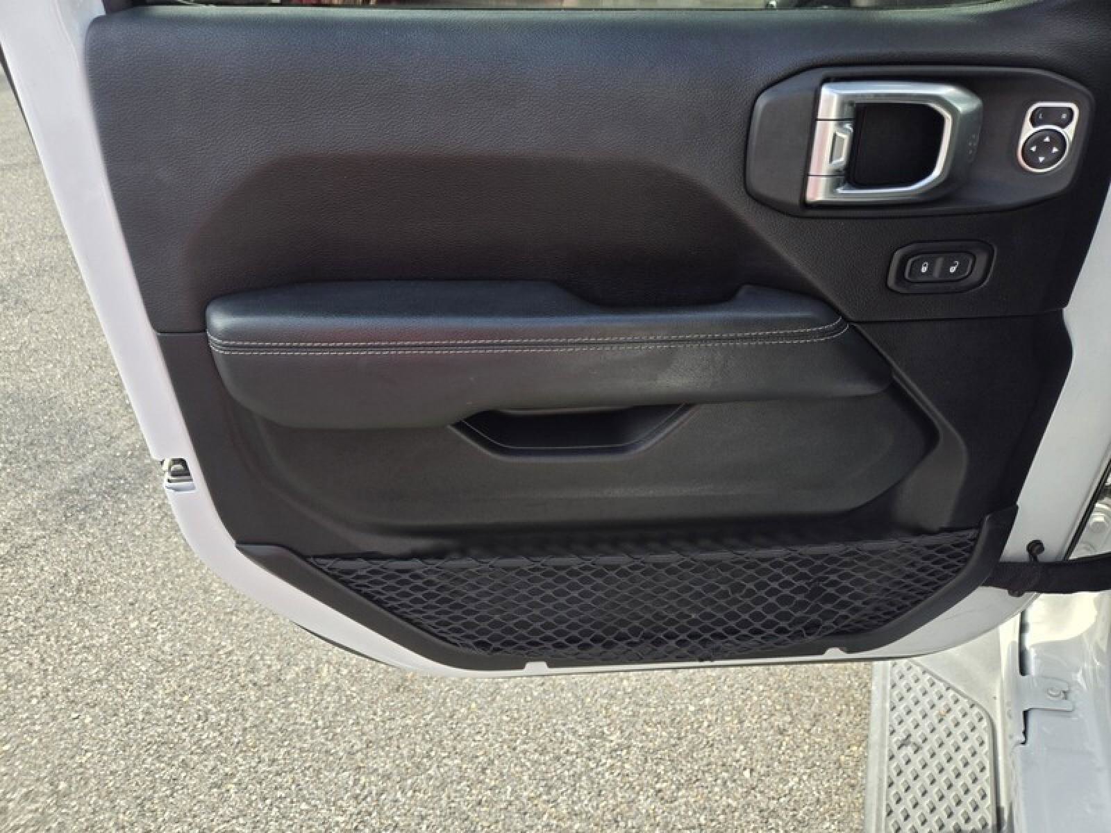 Used 2020 Jeep Gladiator Overland AWD/4WD image 18