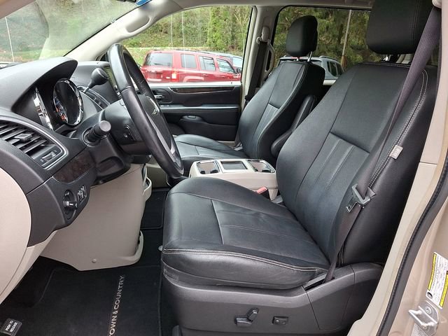 Used 2016 Chrysler Town & Country Touring image 17