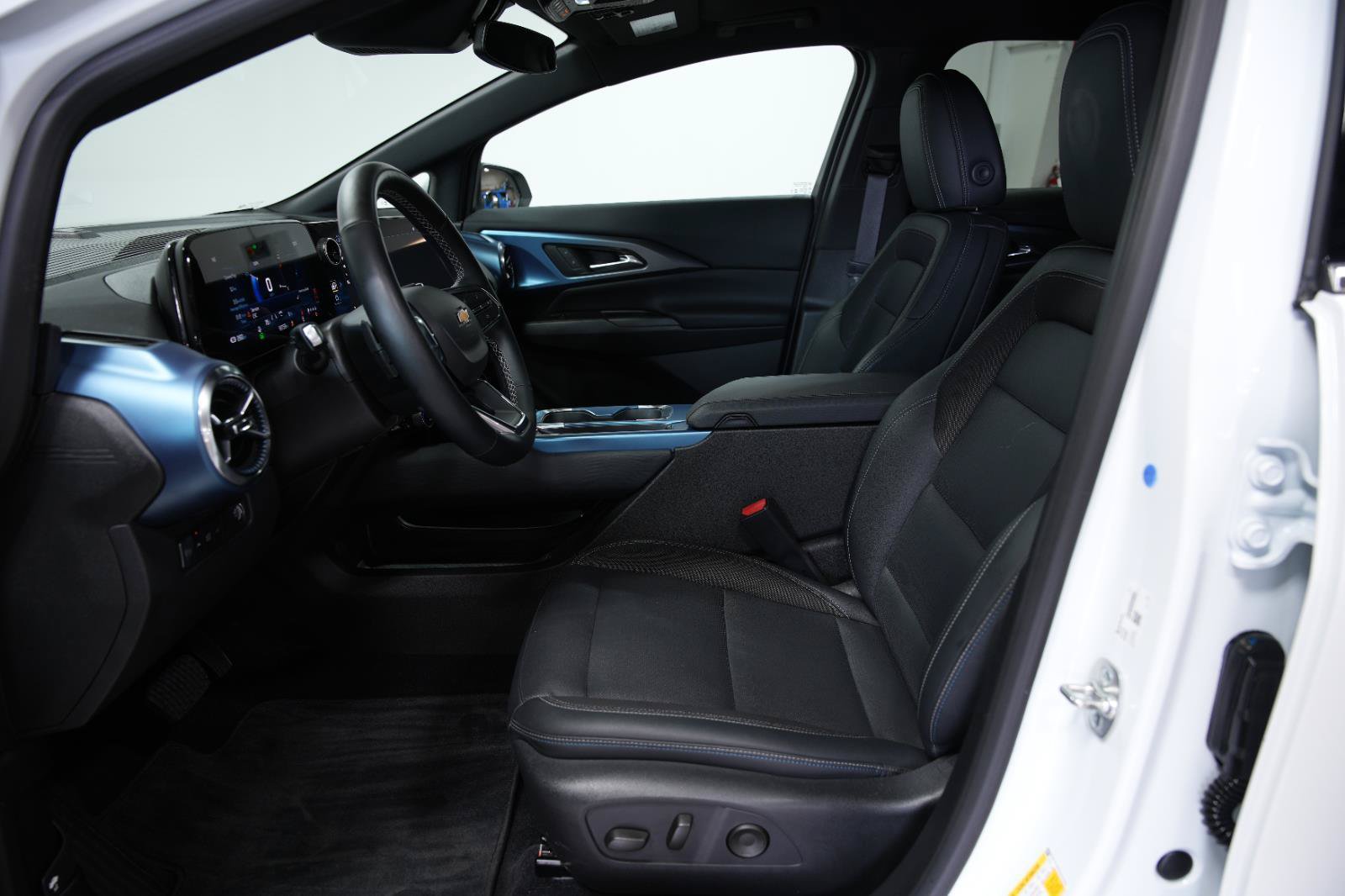 Used 2024 Chevrolet Equinox EV LT w/ LPO, Trailering Package FWD image 35