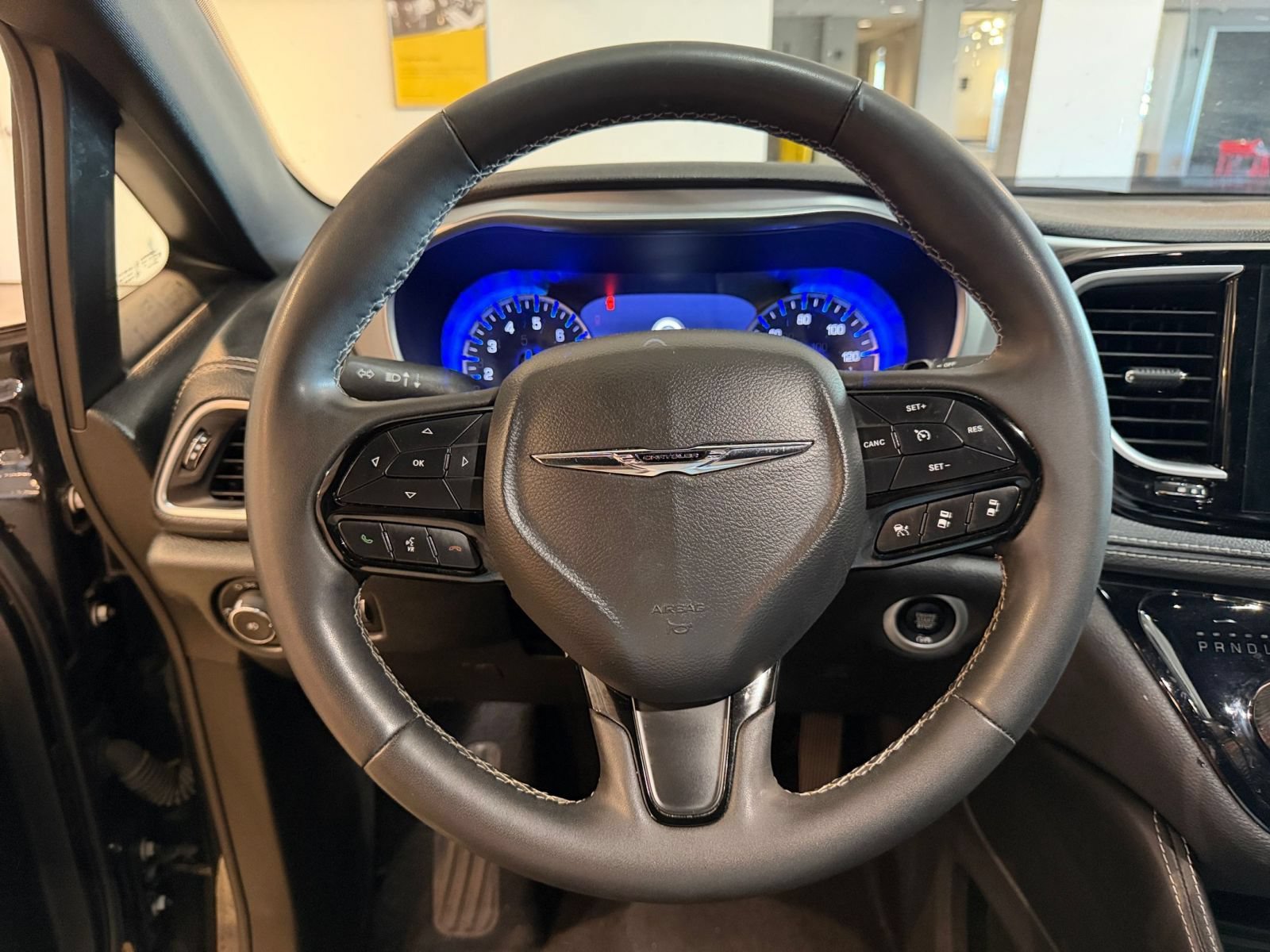 Used 2025 Chrysler Pacifica Limited FWD image 25