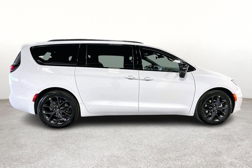New 2026 Chrysler Pacifica Limited w/ S Appearance Package image 8