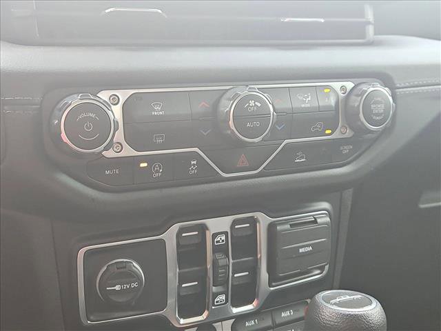 Used 2024 Jeep Gladiator Mojave AWD/4WD image 14