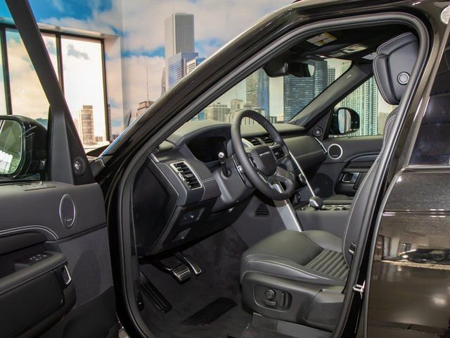 Certified 2025 Land Rover Discovery Metropolitan Edition image 13