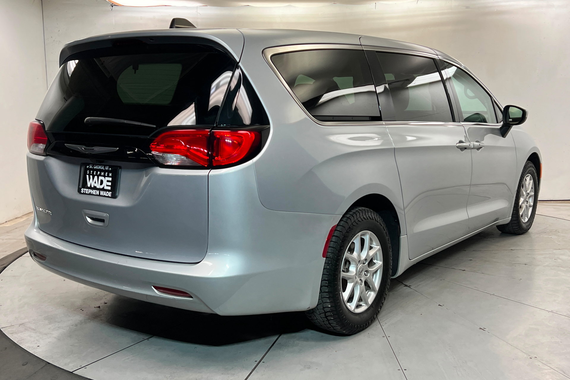 Certified 2023 Chrysler Voyager LX FWD image 5