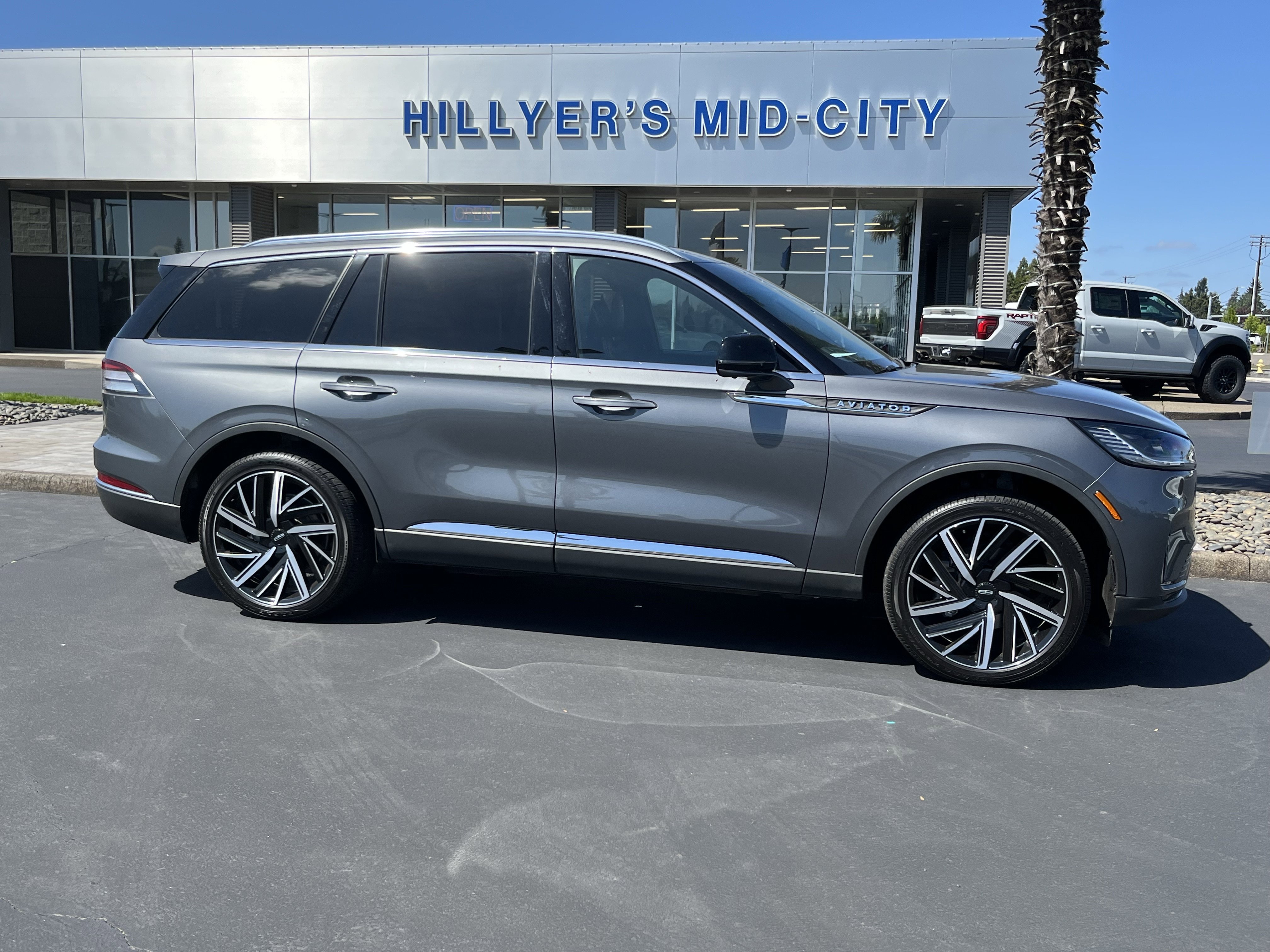 Used 2025 Lincoln Aviator Reserve w/ Equipment Group 201A AWD/4WD image 2