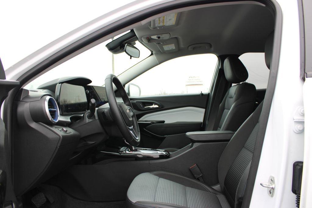 Used 2025 Chevrolet Trax LT w/ LT Convenience Package image 14