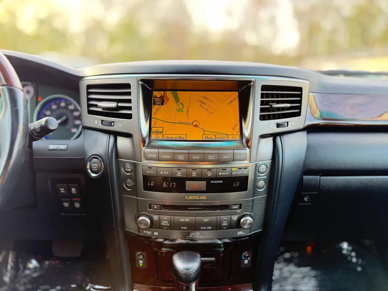 Used 2011 Lexus LX 570 4WD w/ Luxury Pkg image 19