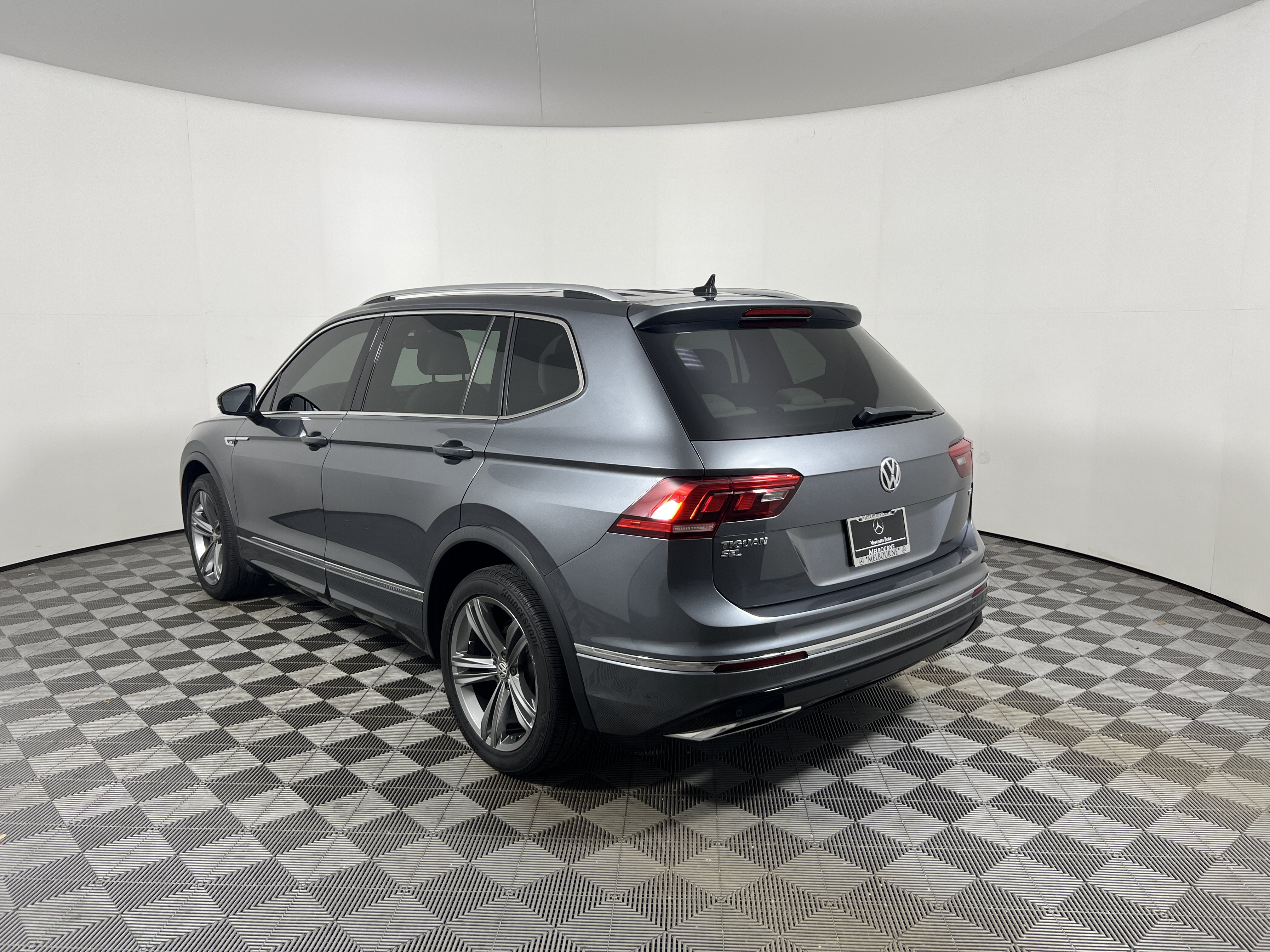 Used 2018 Volkswagen Tiguan SEL w/ R-Line Package FWD image 3