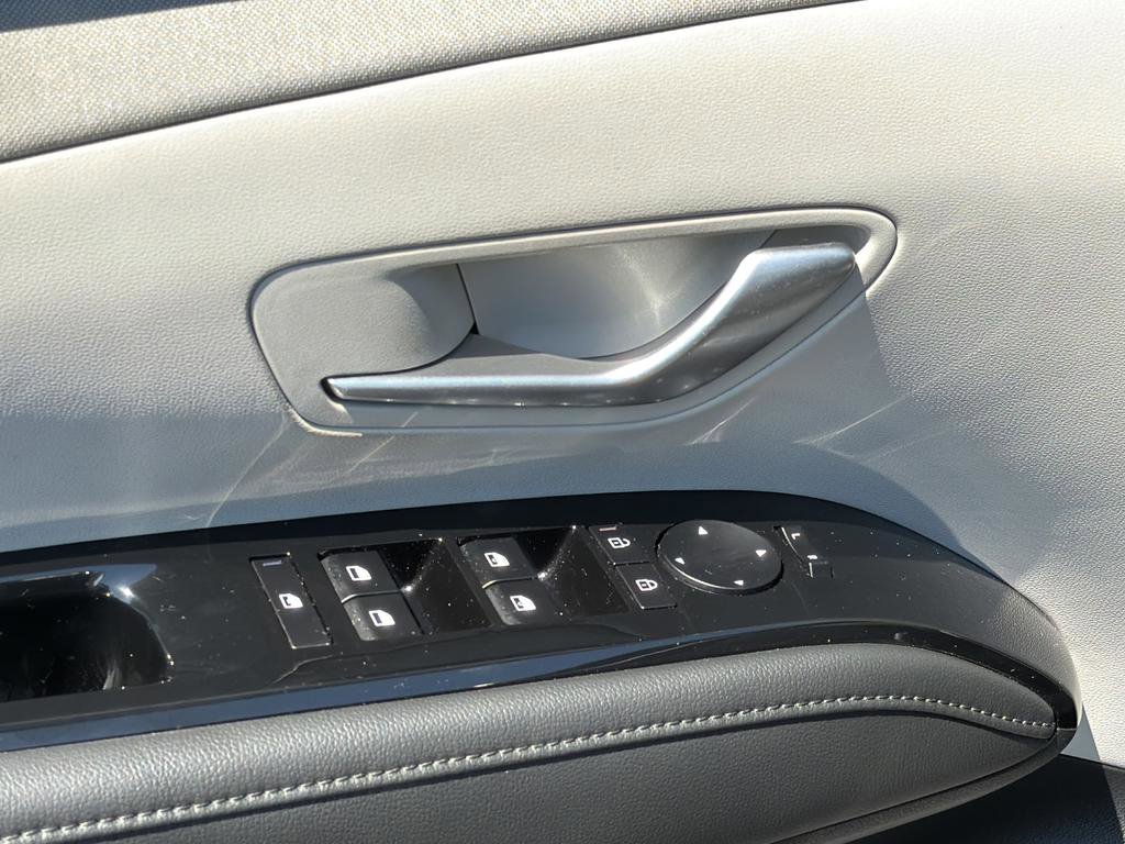 Certified 2025 Hyundai Tucson Limited FWD image 17