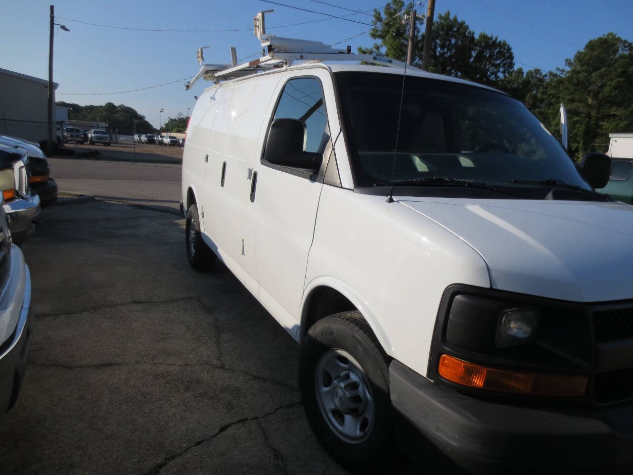 Used 2015 Chevrolet Express 2500 RWD image 2