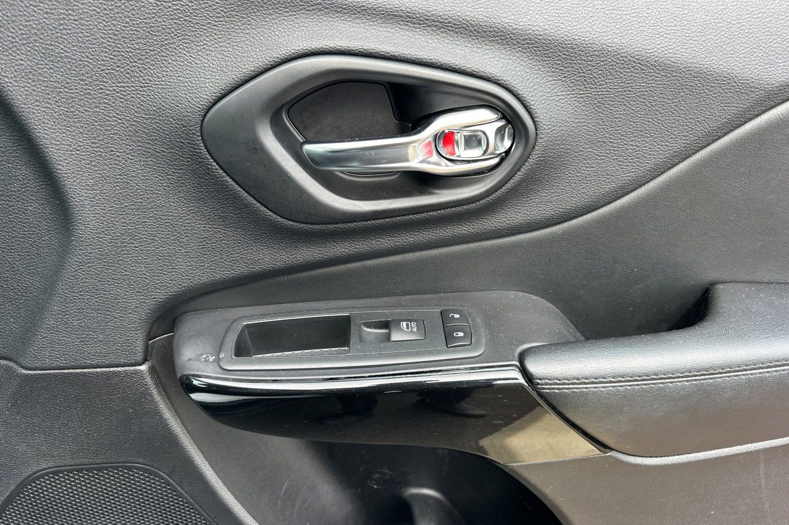 Used 2020 Jeep Cherokee Latitude Plus image 19