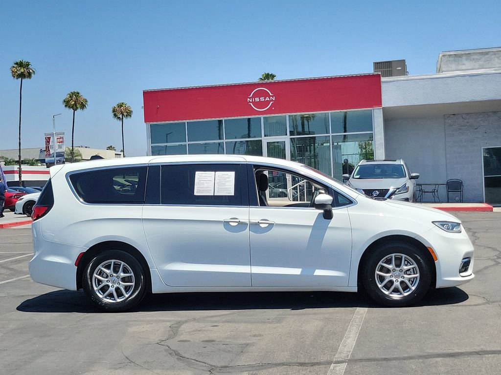 Used 2023 Chrysler Pacifica Touring-L FWD image 34