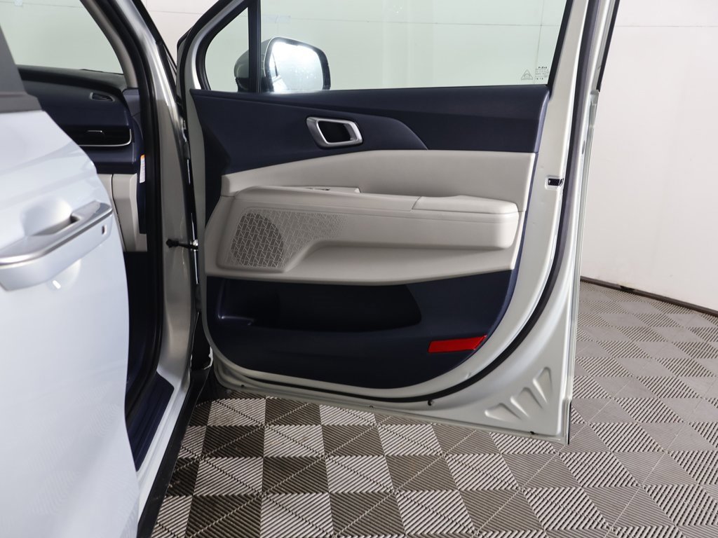 Used 2025 Kia Carnival EX image 26