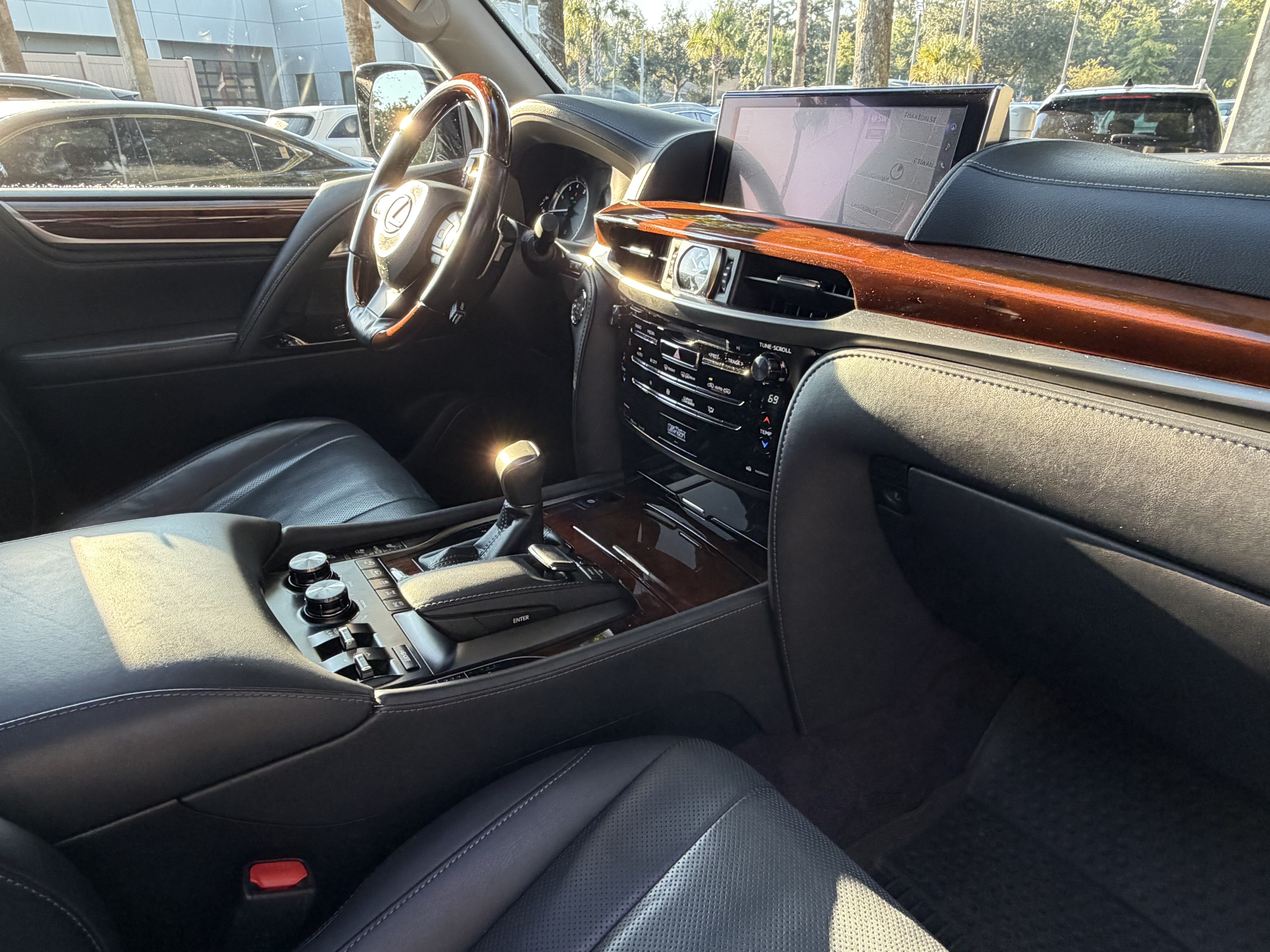 Used 2017 Lexus LX 570 4WD w/ Luxury Package image 47
