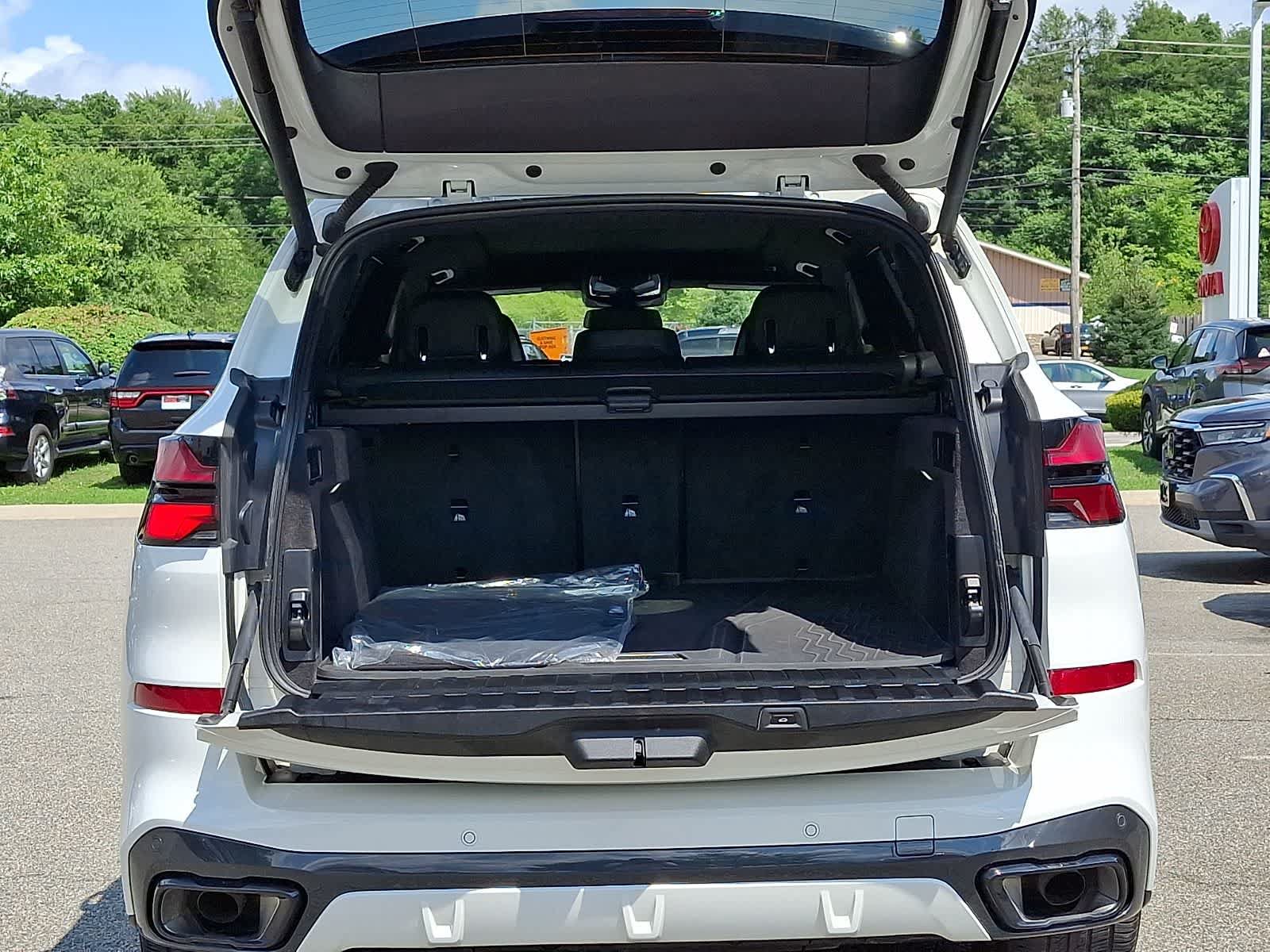 Used 2024 BMW X5 xDrive40i w/ M Sport Package AWD/4WD image 32