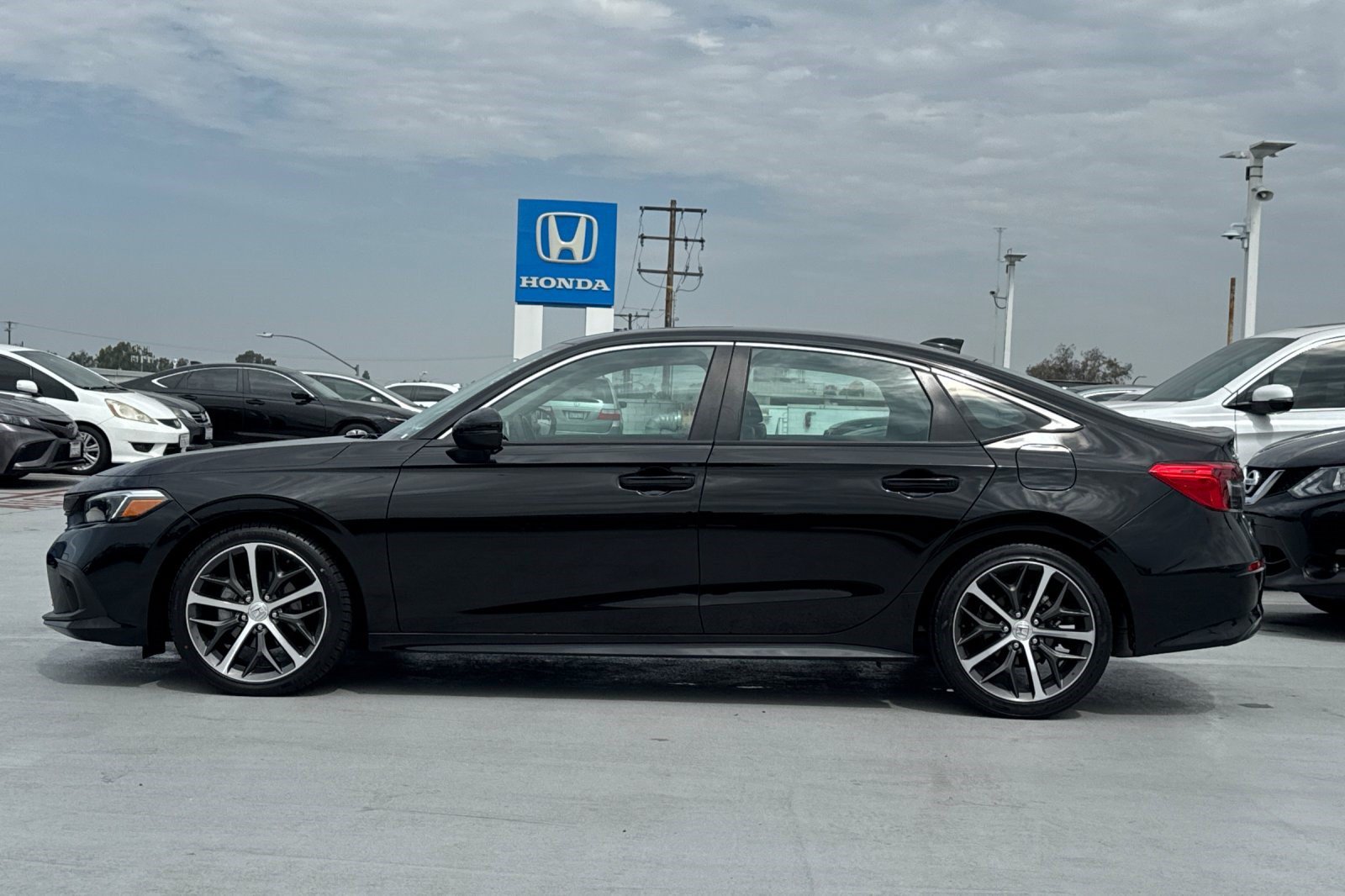 Used 2022 Honda Civic Touring image 2