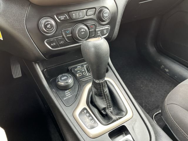 Used 2017 Jeep Cherokee Latitude w/ Cold Weather Group image 22