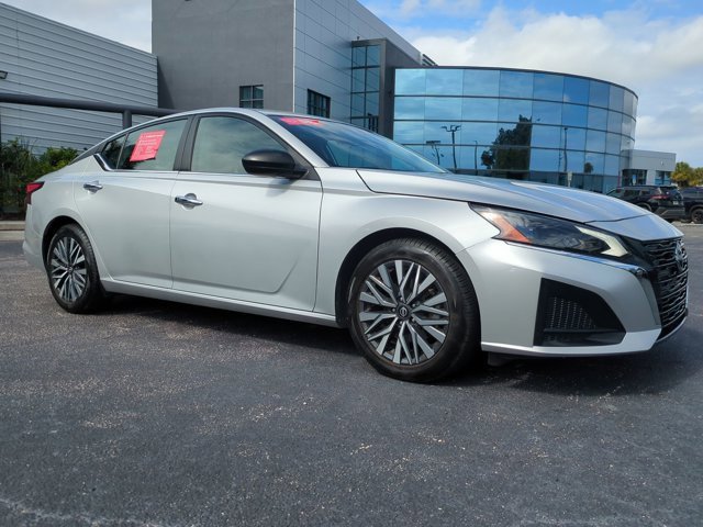 Used 2024 Nissan Altima 2.5 SV image 2