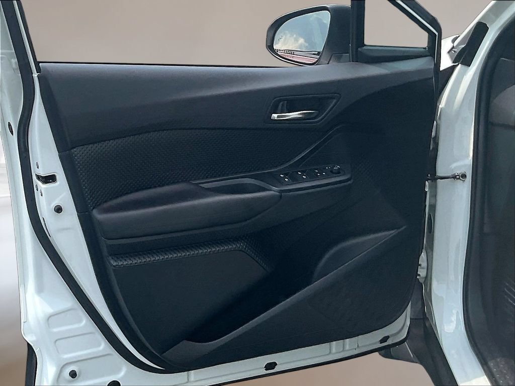 Used 2018 Toyota C-HR XLE FWD image 19