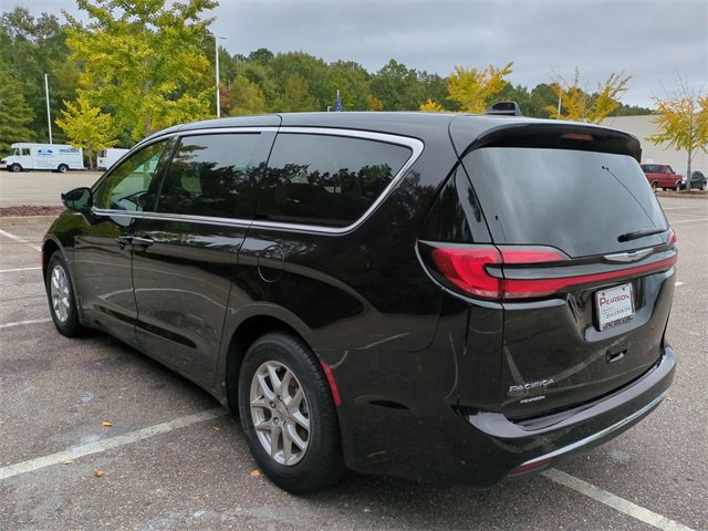 Used 2024 Chrysler Pacifica Touring-L image 6